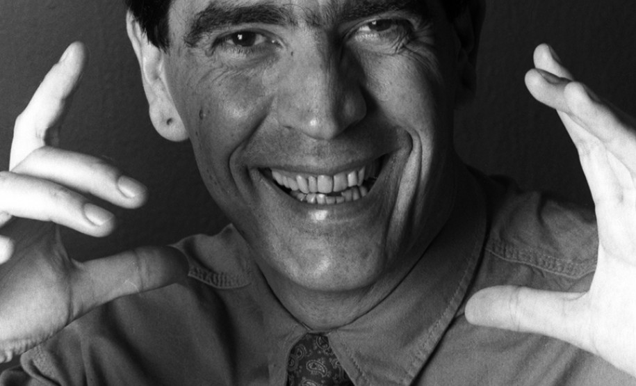 Legado do escritor paranaense Wilson Bueno é o assunto de capa do Cândido 135