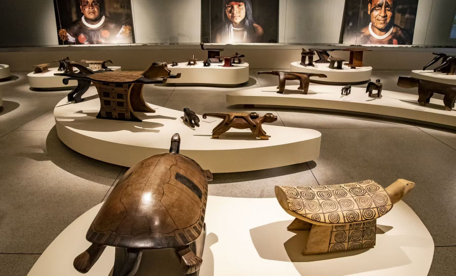 Última semana da exposição “Bancos Indígenas do Brasil” no MON