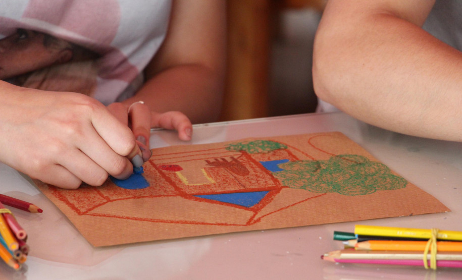 SOBRE O MON – O Museu Oscar Niemeyer é patrimônio estatal vinculado à Secretaria de Estado da Cultura. A instituição abriga referenciais importantes da produção artística nacional e internacional nas áreas de artes visuais, arquitetura e design, além de grandiosas coleções asiática e africana. No total, o acervo conta com aproximadamente 14 mil obras de arte, abrigadas em um espaço superior a 35 mil metros quadrados de área construída, o que torna o MON o maior museu de arte da América Latina.  Serviço:  Of