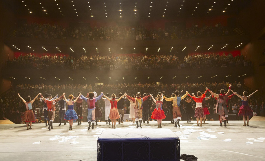 Mais de 10 mil pessoas aplaudiram Romeu e Julieta, do Balé Guaíra e Orquestra Sinfônica