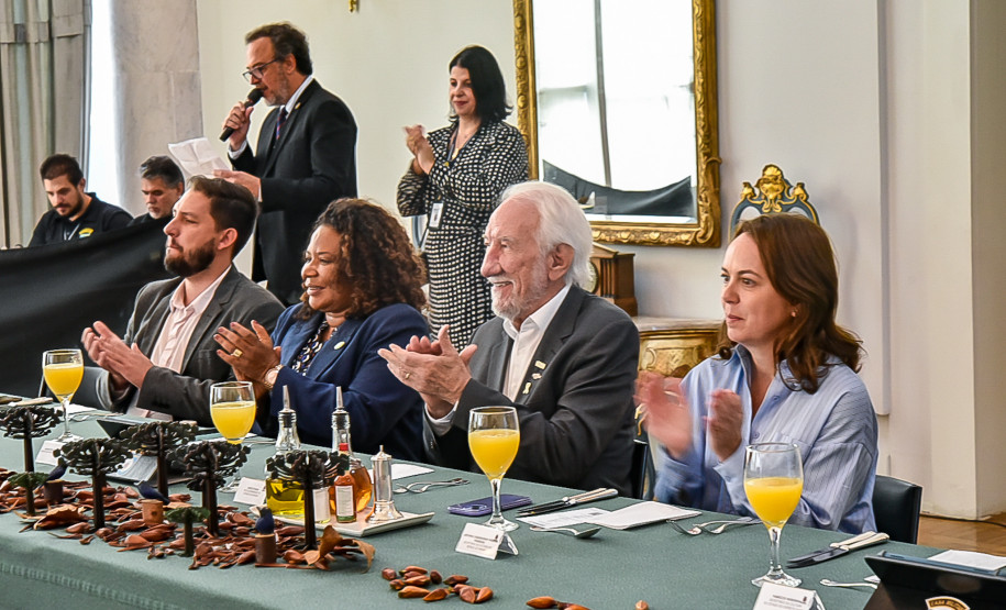 A ministra da Cultura, Margareth Menezes, participou do encerramento do Fórum Nacional de Secretários e Dirigentes Estaduais da Cultura, realizado na capital paranaense.