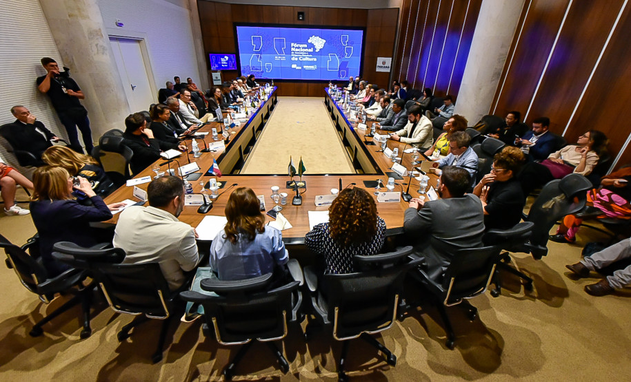A ministra da Cultura, Margareth Menezes, participou do encerramento do Fórum Nacional de Secretários e Dirigentes Estaduais da Cultura, realizado na capital paranaense.