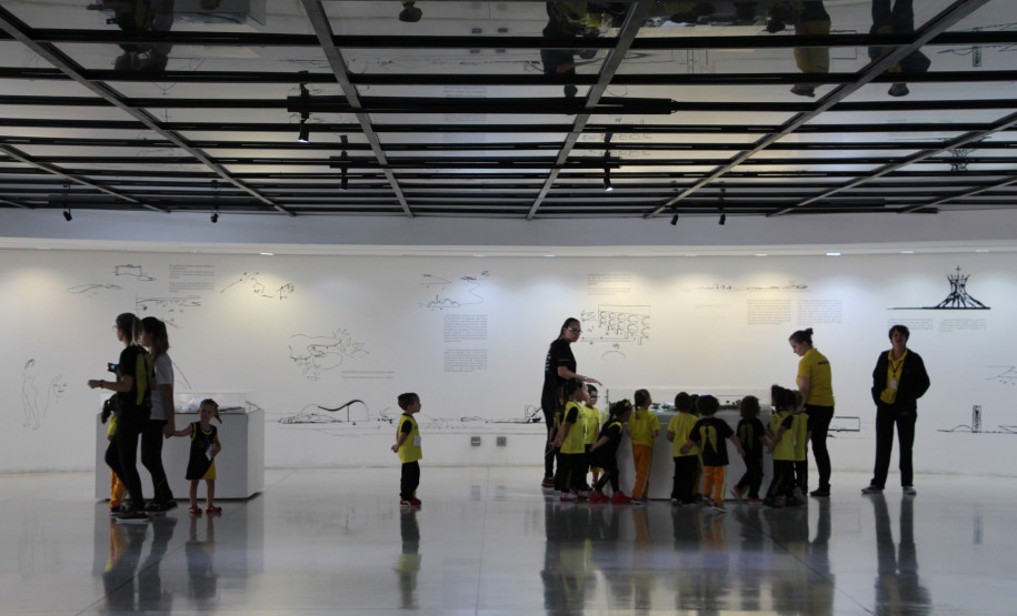 O programa Mon Primeiros Passos contempla dinâmicas, oficinas e atividades sensoriais para os pequenos.