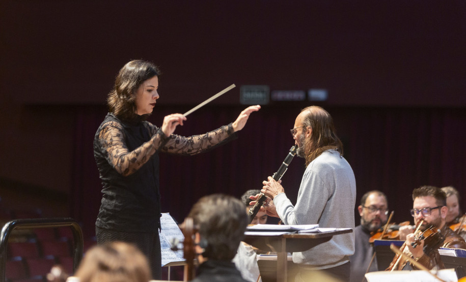 Com a maestra convidada Mariana Menezes, Orquestra Sinfônica do Paraná apresenta obra inédita