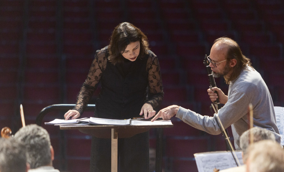 Com a maestra convidada Mariana Menezes, Orquestra Sinfônica do Paraná apresenta obra inédita