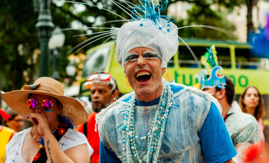 A abertura, marcada para quarta-feira (28), às 19h, será um momento de celebração à memória e à trajetória de um dos maiores e mais queridos artistas da cena paranaense