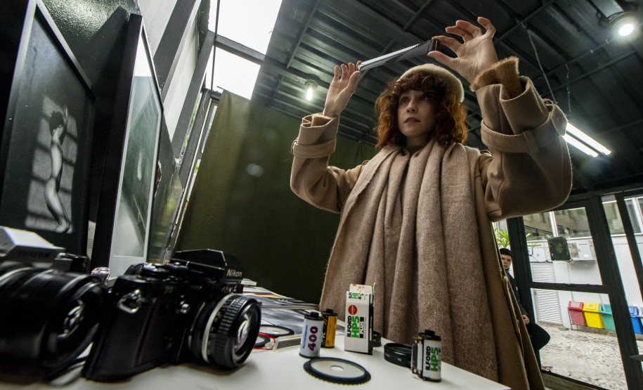 Fotógrafa vai registrar retratos de artistas paranaenses no Museu Casa Alfredo Andersen