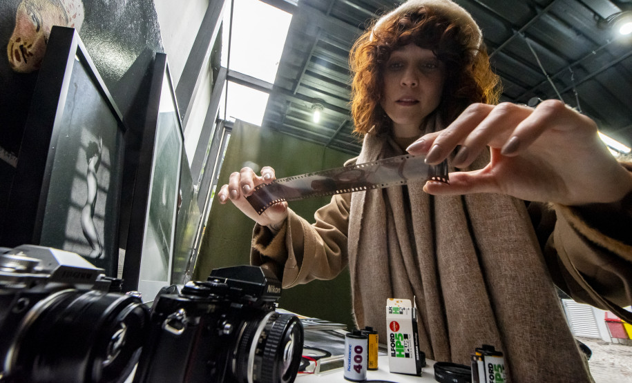 Fotógrafa vai registrar retratos de artistas paranaenses no Museu Casa Alfredo Andersen