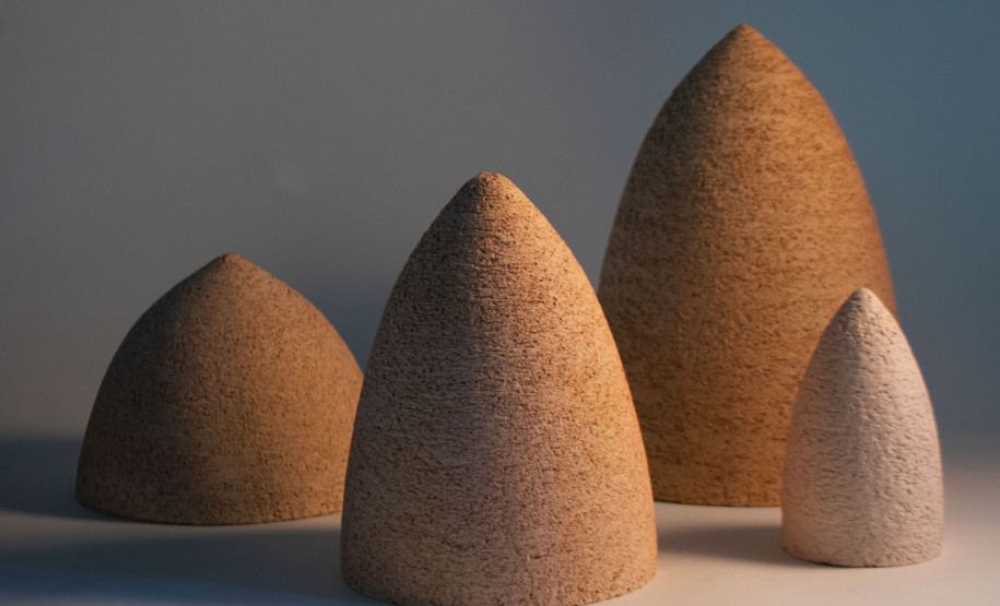 A exposição inclui painéis, esculturas, objetos e instalações, frutos da criatividade e inovação da artista -