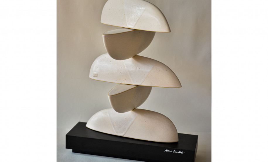 A exposição, que será aberta no dia 4 de julho, inclui painéis, esculturas, objetos e instalações, frutos da criatividade e inovação da artista,