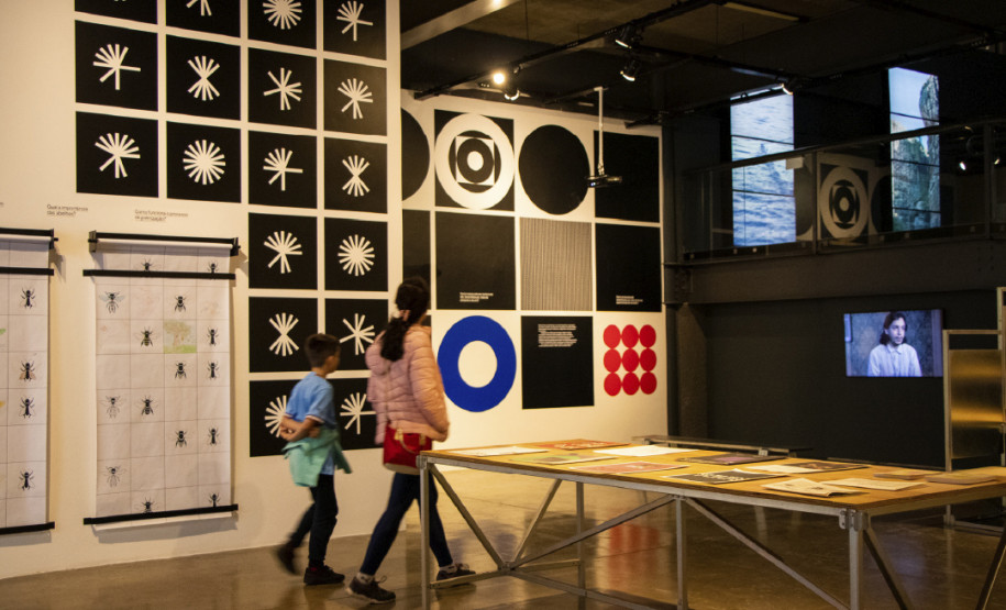 A iniciativa convida o público a uma experiência dentro de um espaço de convívio na sala de exposições temporárias Lange de Morretes -