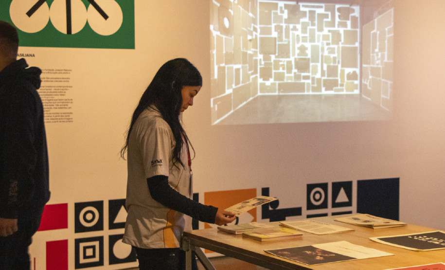 A iniciativa convida o público a uma experiência dentro de um espaço de convívio na sala de exposições temporárias Lange de Morretes -