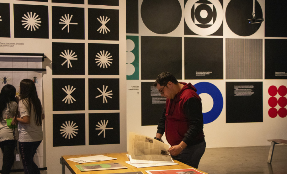 A iniciativa convida o público a uma experiência dentro de um espaço de convívio na sala de exposições temporárias Lange de Morretes -