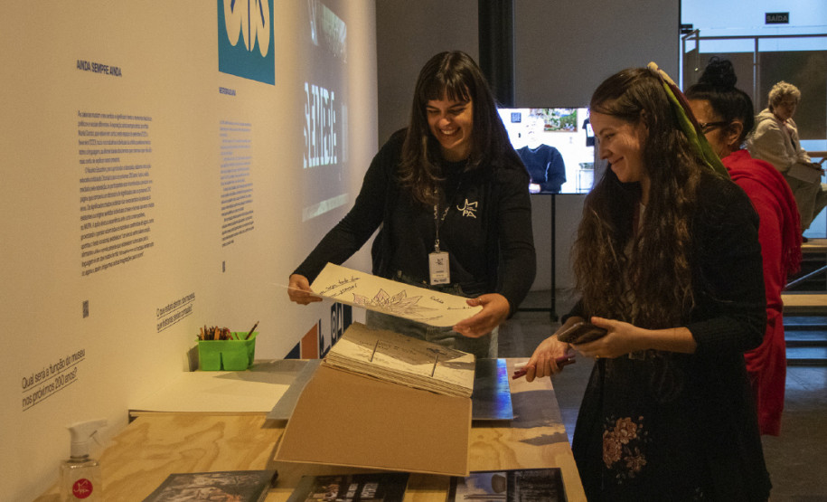 A iniciativa convida o público a uma experiência dentro de um espaço de convívio na sala de exposições temporárias Lange de Morretes -