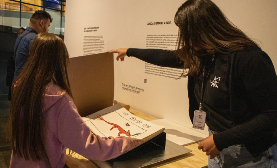 A iniciativa convida o público a uma experiência dentro de um espaço de convívio na sala de exposições temporárias Lange de Morretes -