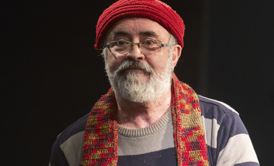 Enéas Lour durante leitura dramática