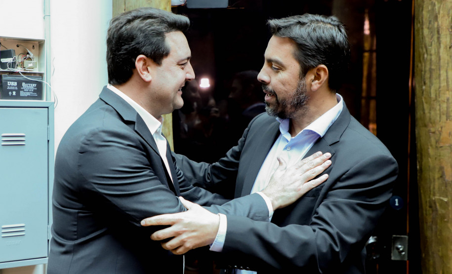 O governador Carlos Massa Ratinho Junior assinou nesta quarta-feira (16) um termo de parceria com a Audi do Brasil para renovar o programa Crianças no Teatro.