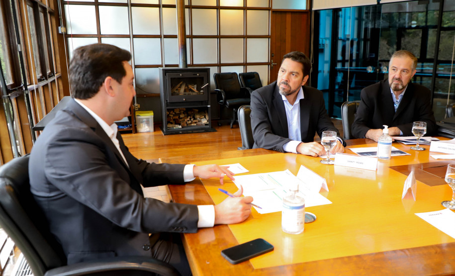 O governador Carlos Massa Ratinho Junior assinou nesta quarta-feira (16) um termo de parceria com a Audi do Brasil para renovar o programa Crianças no Teatro.