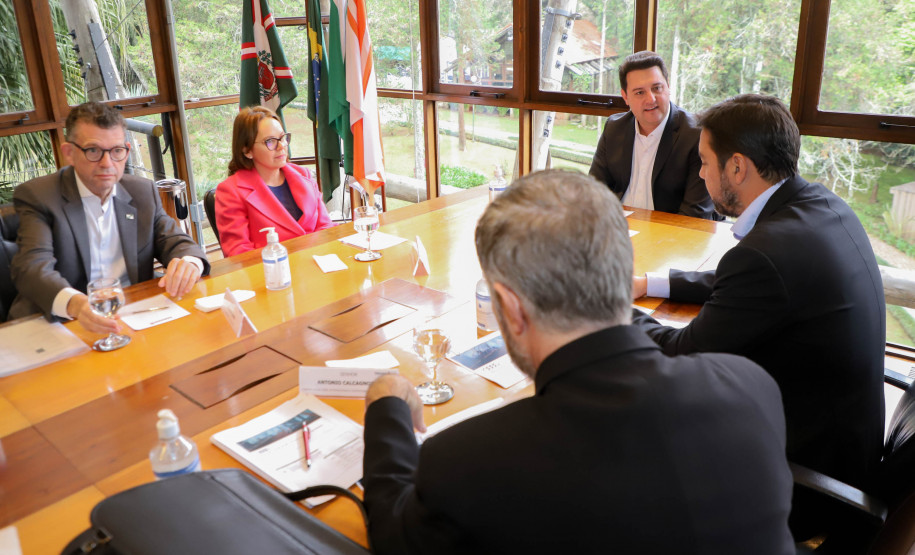 O governador Carlos Massa Ratinho Junior assinou nesta quarta-feira (16) um termo de parceria com a Audi do Brasil para renovar o programa Crianças no Teatro.