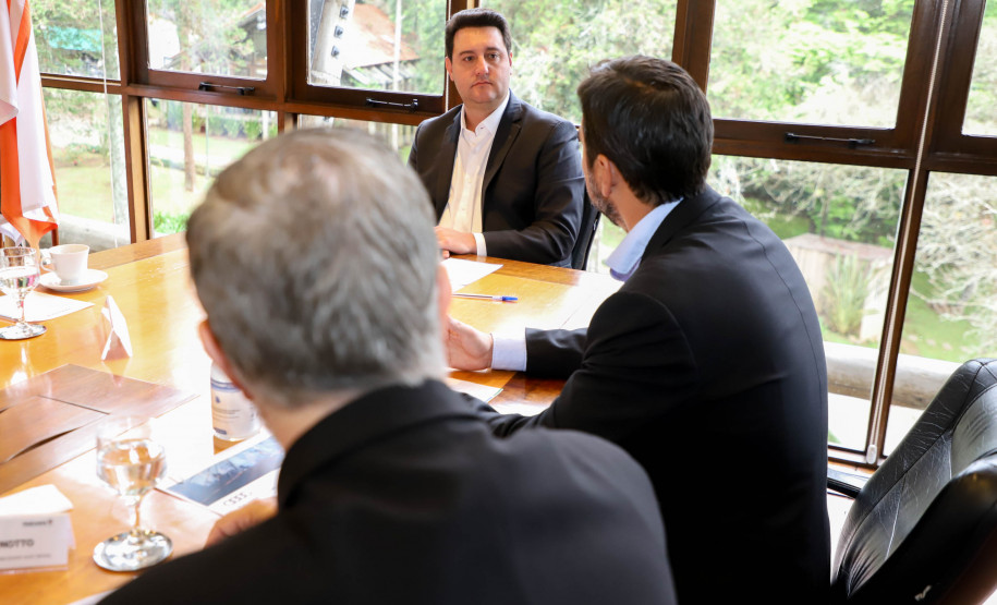 O governador Carlos Massa Ratinho Junior assinou nesta quarta-feira (16) um termo de parceria com a Audi do Brasil para renovar o programa Crianças no Teatro.