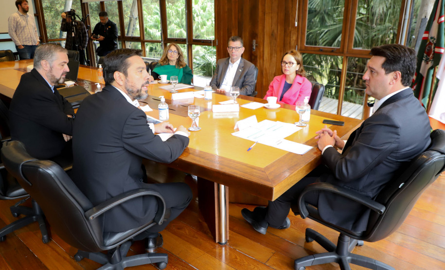 O governador Carlos Massa Ratinho Junior assinou nesta quarta-feira (16) um termo de parceria com a Audi do Brasil para renovar o programa Crianças no Teatro.