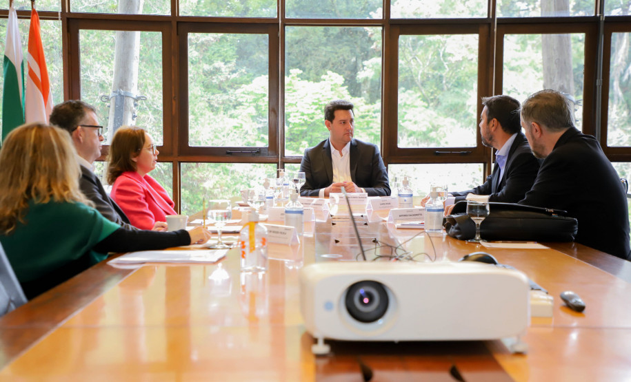 O governador Carlos Massa Ratinho Junior assinou nesta quarta-feira (16) um termo de parceria com a Audi do Brasil para renovar o programa Crianças no Teatro.