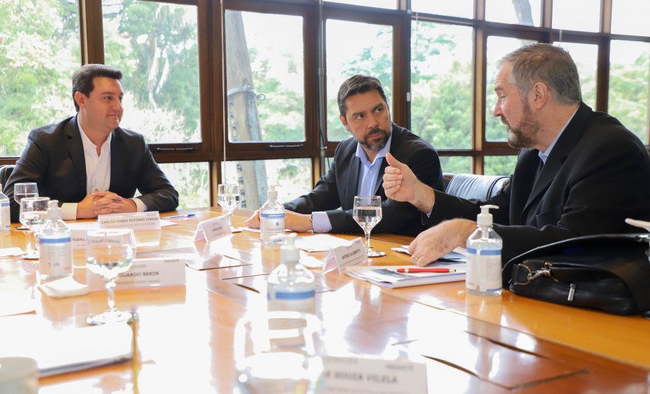 O governador Carlos Massa Ratinho Junior assinou nesta quarta-feira (16) um termo de parceria com a Audi do Brasil para renovar o programa Crianças no Teatro.