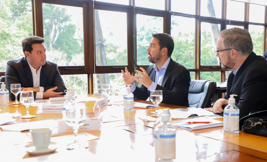O governador Carlos Massa Ratinho Junior assinou nesta quarta-feira (16) um termo de parceria com a Audi do Brasil para renovar o programa Crianças no Teatro.