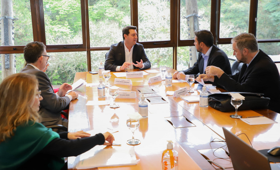 O governador Carlos Massa Ratinho Junior assinou nesta quarta-feira (16) um termo de parceria com a Audi do Brasil para renovar o programa Crianças no Teatro.