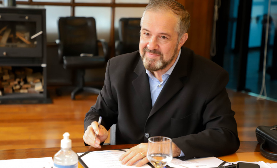 O governador Carlos Massa Ratinho Junior assinou nesta quarta-feira (16) um termo de parceria com a Audi do Brasil para renovar o programa Crianças no Teatro.