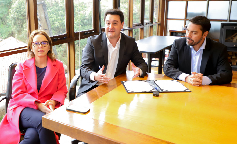 O governador Carlos Massa Ratinho Junior assinou nesta quarta-feira (16) um termo de parceria com a Audi do Brasil para renovar o programa Crianças no Teatro.