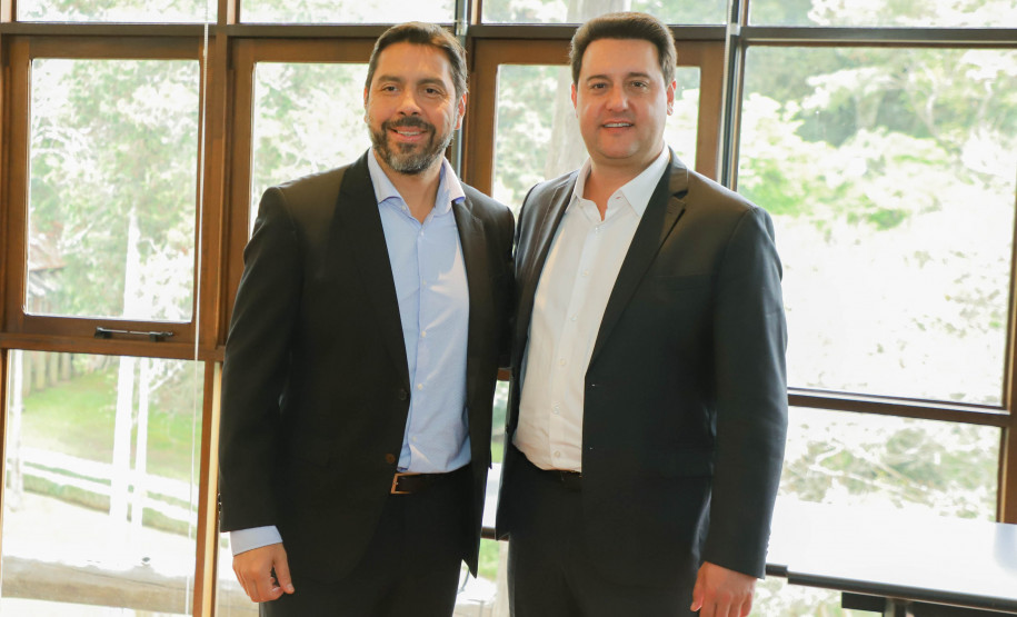 O governador Carlos Massa Ratinho Junior assinou nesta quarta-feira (16) um termo de parceria com a Audi do Brasil para renovar o programa Crianças no Teatro.