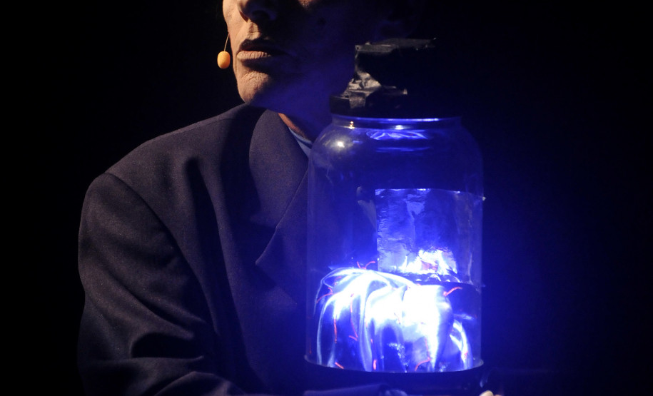 O espetáculo para crianças e adolescentes (indicação etária a partir de 6 anos) é inspirado nas personagens e situações da obra Frankenstein, de Mary Shelley.