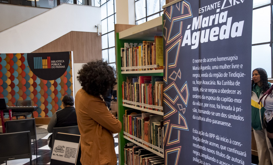 Biblioteca Pública do Paraná inaugura Estante Afro — Maria Águeda com mais de 500 livros. Foto: Kraw Penas/SEEC