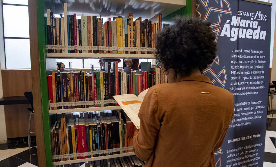 Biblioteca Pública do Paraná inaugura Estante Afro — Maria Águeda com mais de 500 livros. Foto: Kraw Penas/SEEC