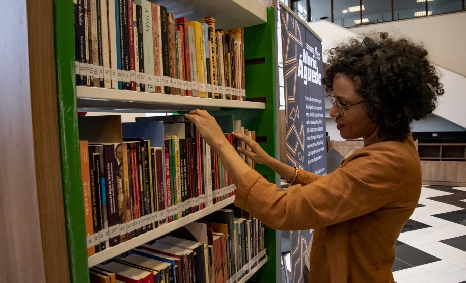Biblioteca Pública do Paraná inaugura Estante Afro — Maria Águeda com mais de 500 livros. Foto: Kraw Penas/SEEC