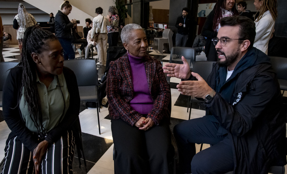 Biblioteca Pública do Paraná inaugura Estante Afro — Maria Águeda com mais de 500 livros. Foto: Kraw Penas/SEEC