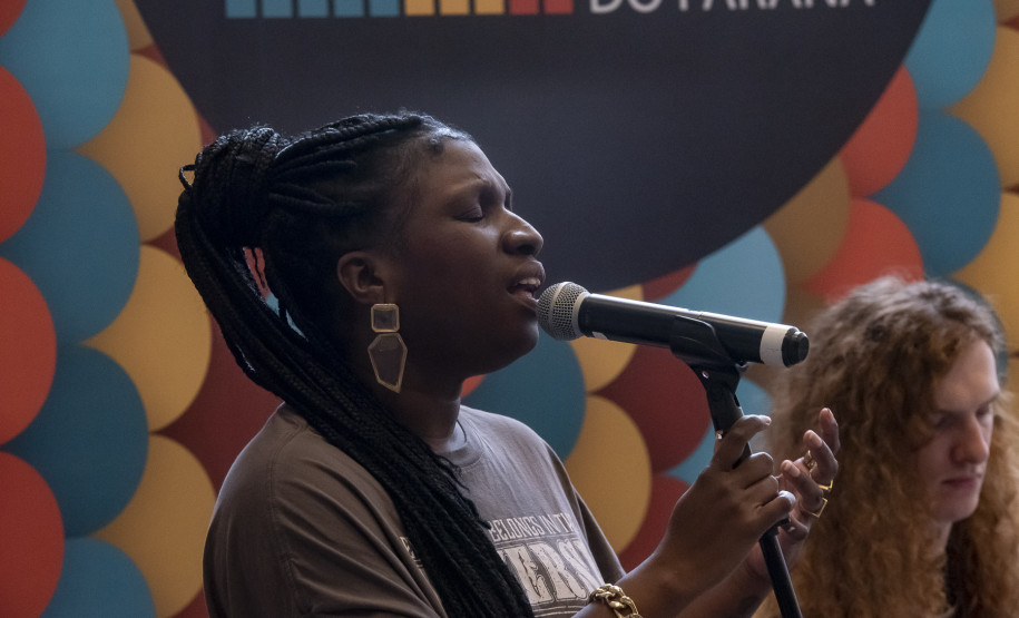 Biblioteca Pública do Paraná inaugura Estante Afro — Maria Águeda com mais de 500 livros. Foto: Kraw Penas/SEEC