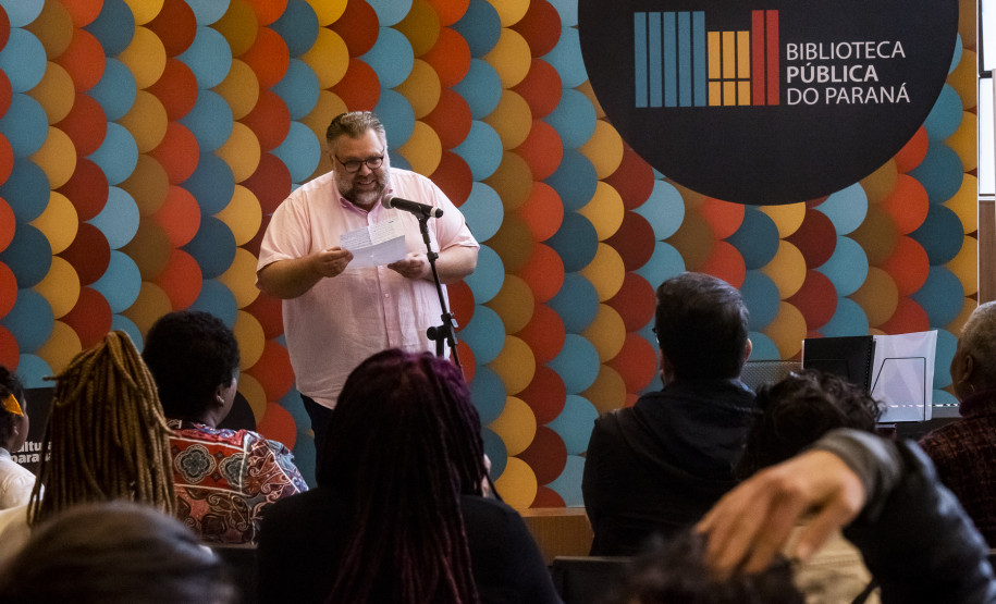 Biblioteca Pública do Paraná inaugura Estante Afro — Maria Águeda com mais de 500 livros. Foto: Kraw Penas/SEEC
