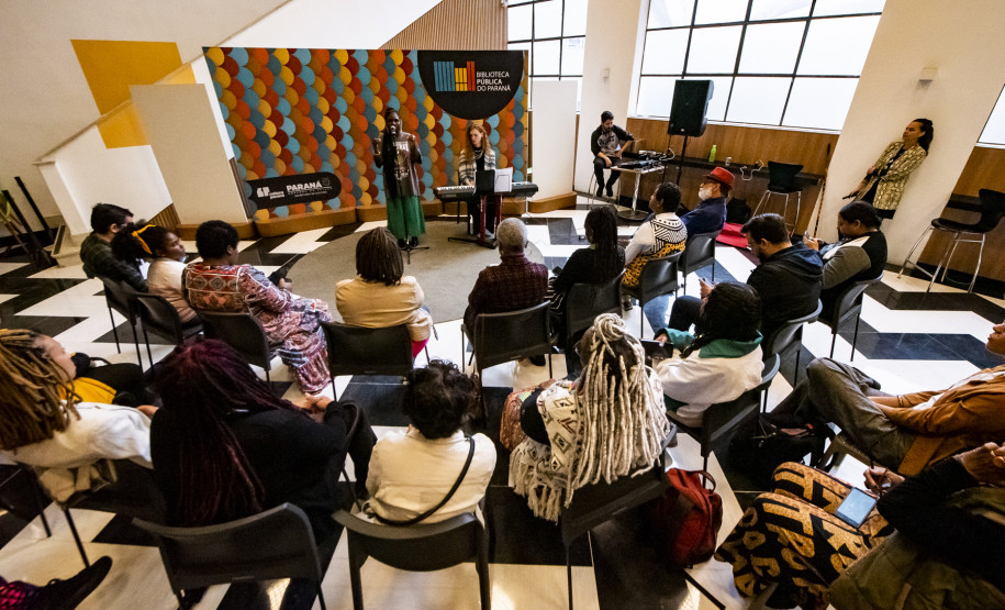 Biblioteca Pública do Paraná inaugura Estante Afro — Maria Águeda com mais de 500 livros. Foto: Kraw Penas/SEEC