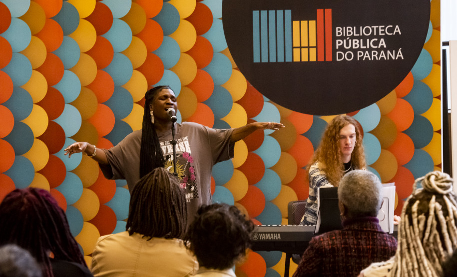 Biblioteca Pública do Paraná inaugura Estante Afro — Maria Águeda com mais de 500 livros. Foto: Kraw Penas/SEEC