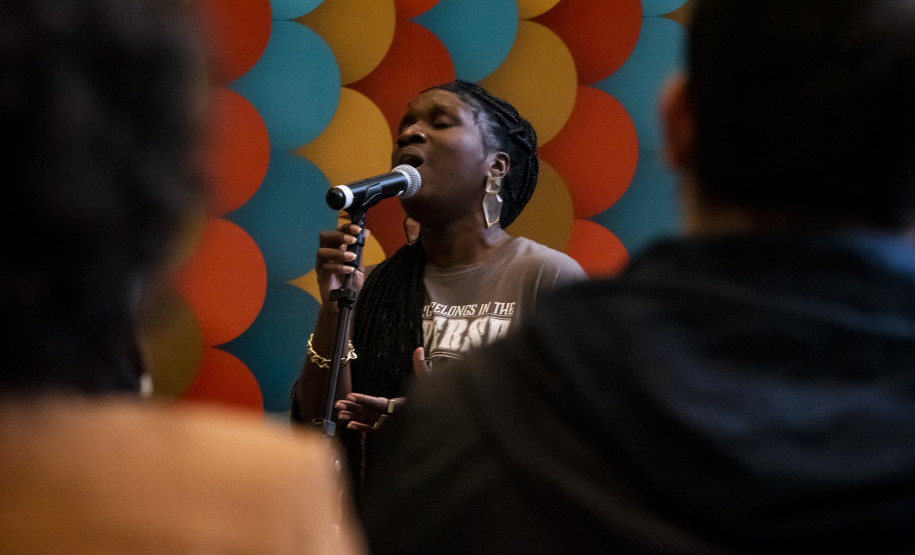 Biblioteca Pública do Paraná inaugura Estante Afro — Maria Águeda com mais de 500 livros. Foto: Kraw Penas/SEEC
