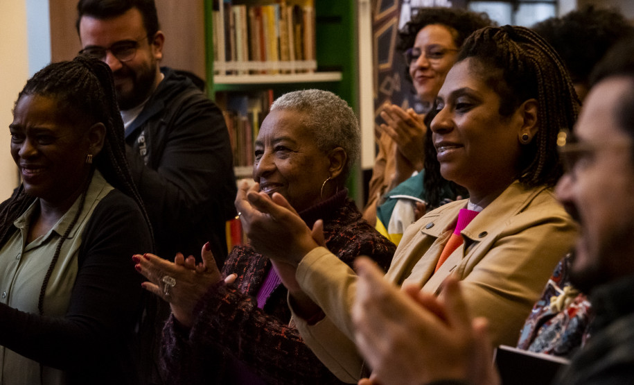 Biblioteca Pública do Paraná inaugura Estante Afro — Maria Águeda com mais de 500 livros. Foto: Kraw Penas/SEEC