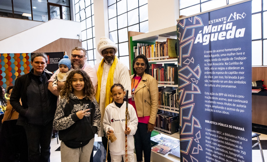 Biblioteca Pública do Paraná inaugura Estante Afro — Maria Águeda com mais de 500 livros. Foto: Kraw Penas/SEEC