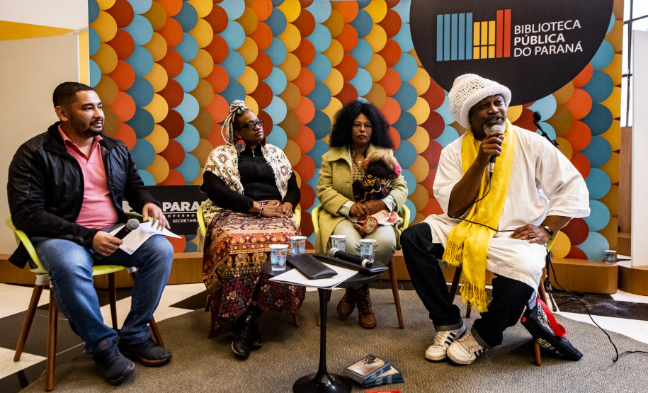 Biblioteca Pública do Paraná inaugura Estante Afro — Maria Águeda com mais de 500 livros. Foto: Kraw Penas/SEEC