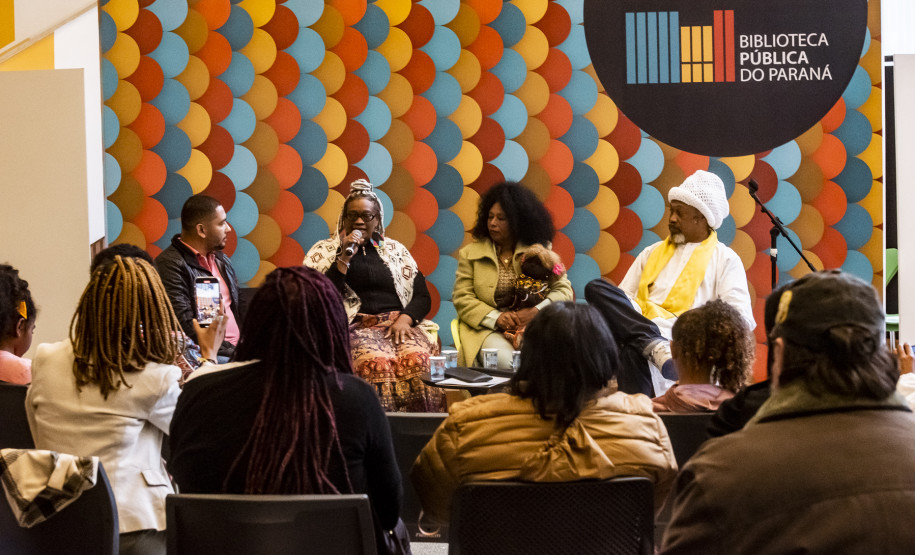Biblioteca Pública do Paraná inaugura Estante Afro — Maria Águeda com mais de 500 livros. Foto: Kraw Penas/SEEC