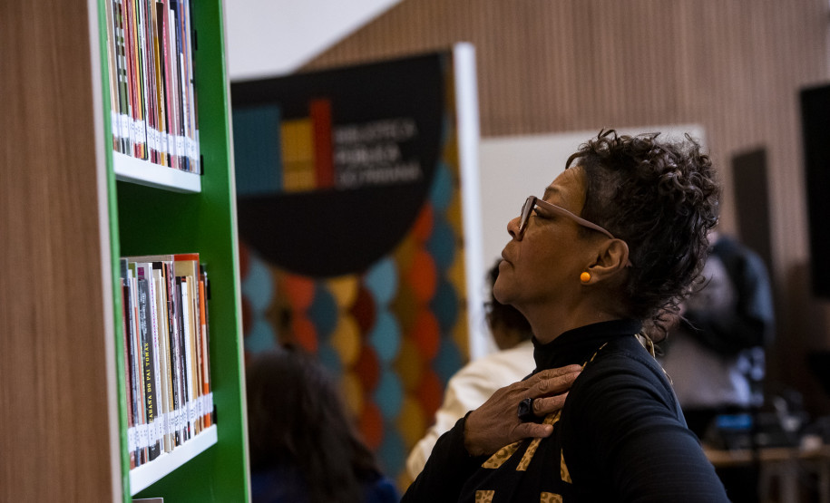Biblioteca Pública do Paraná inaugura Estante Afro — Maria Águeda com mais de 500 livros. Foto: Kraw Penas/SEEC
