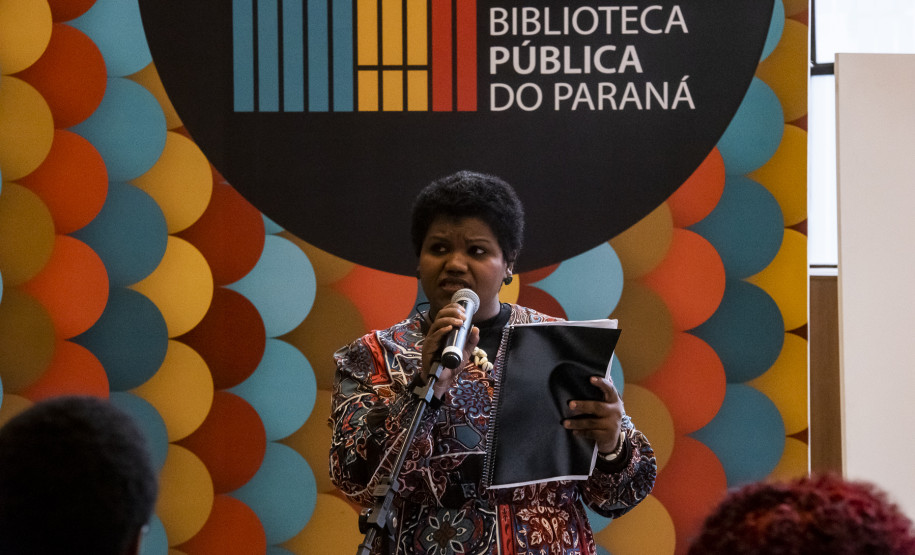 Biblioteca Pública do Paraná inaugura Estante Afro — Maria Águeda com mais de 500 livros. Foto: Kraw Penas/SEEC