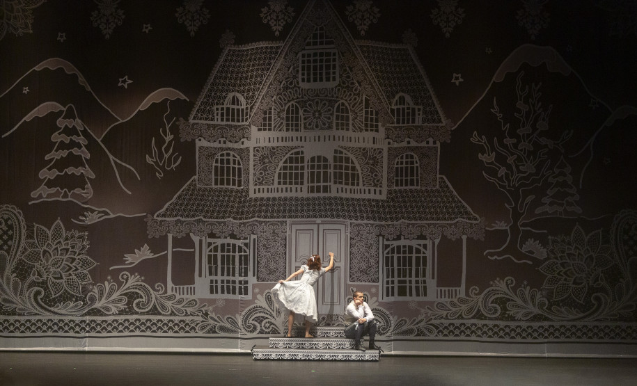 O espetáculo tem uma curta temporada até 20 de dezembro, já com ingressos esgotados, e reúne todos os corpos artísticos do Governo do Paraná -