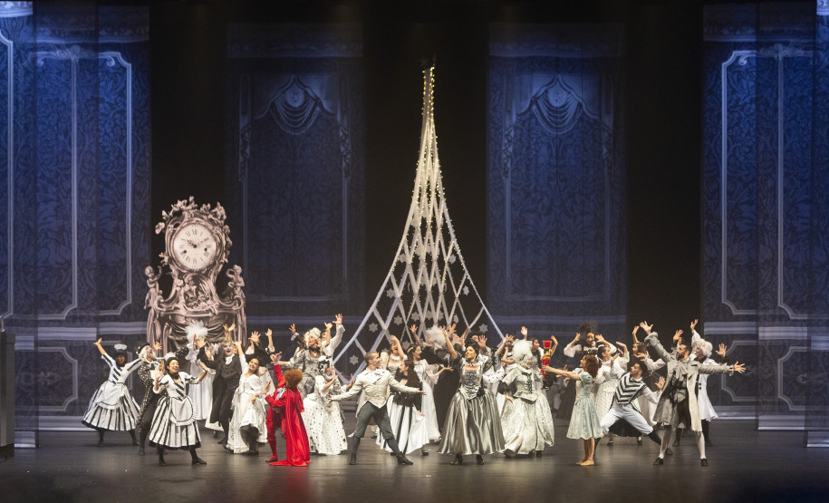 O espetáculo tem uma curta temporada até 20 de dezembro, já com ingressos esgotados, e reúne todos os corpos artísticos do Governo do Paraná -